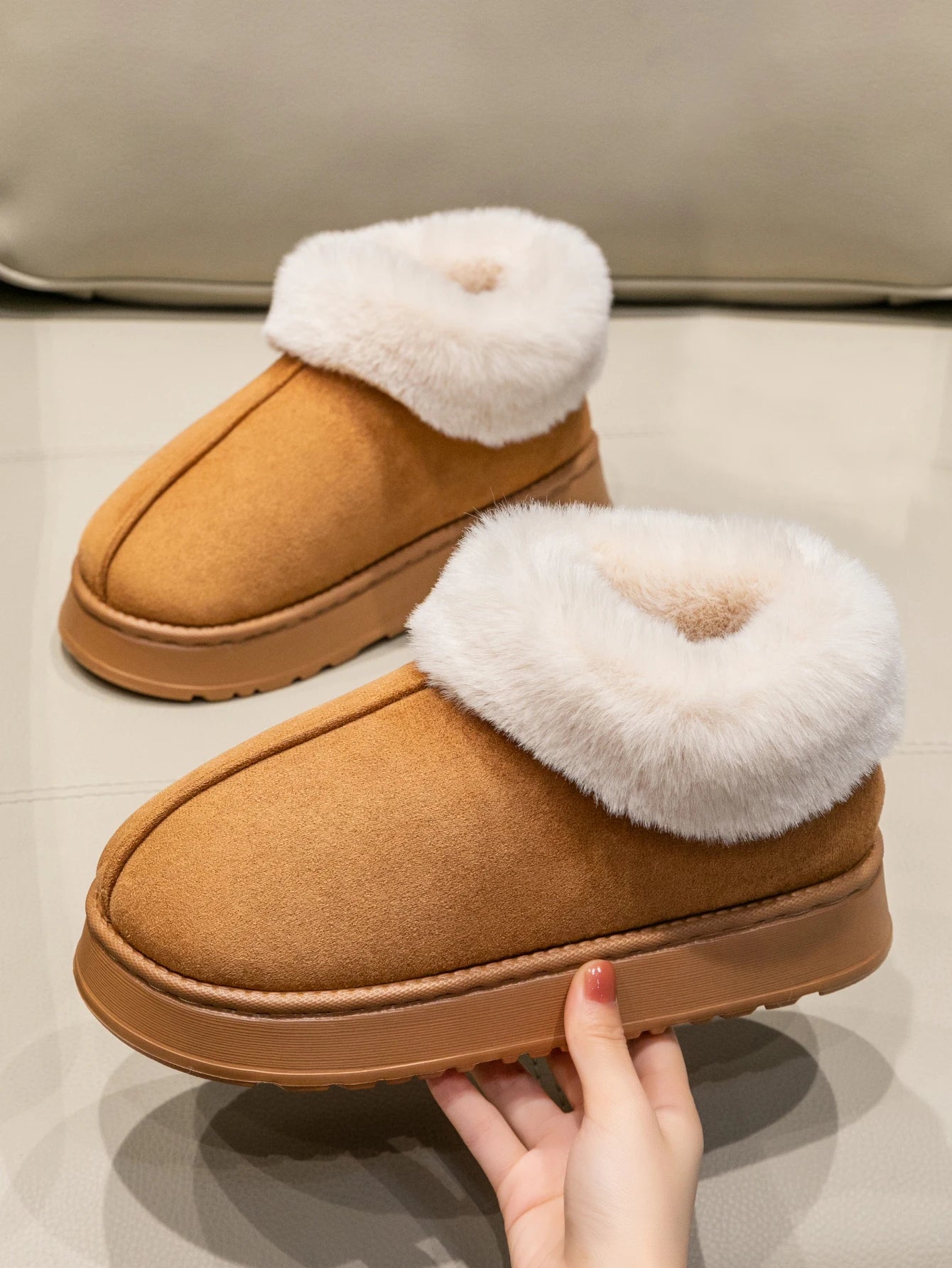 Women's snow boots with fluffy faux fur 